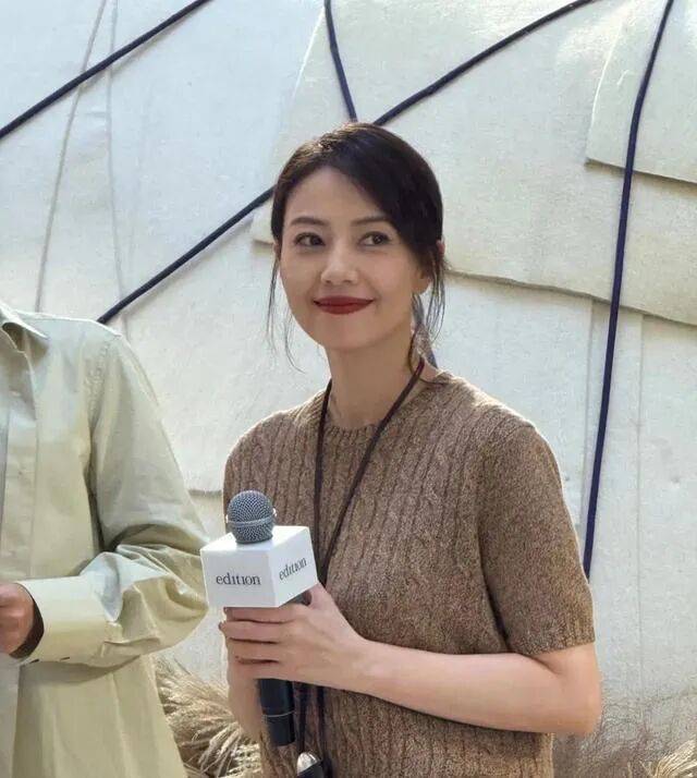 高圆圆在昆明恒隆被偶遇，穿复古针织衫，接地气又贵气，这是真优雅
