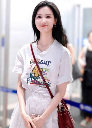 气质甜美的陈都灵究竟会如何穿搭？