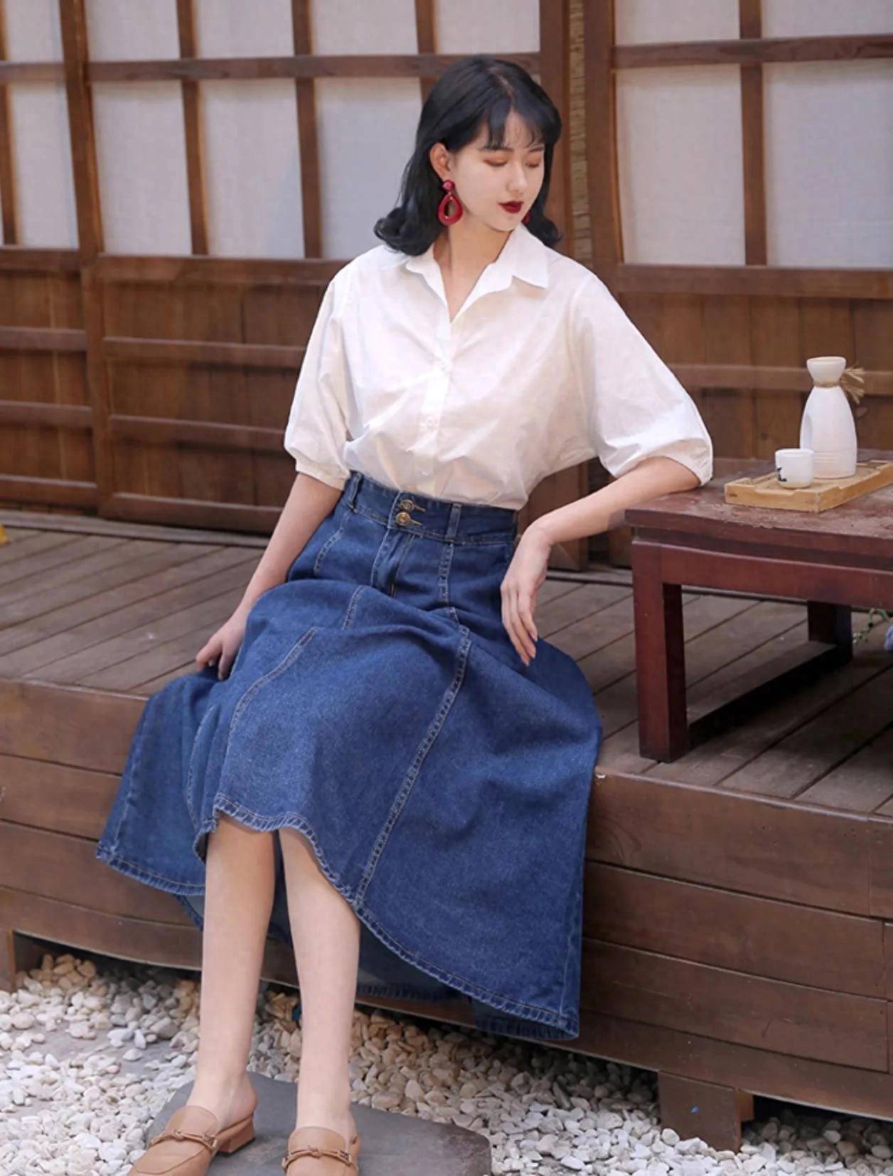 成熟女性都爱穿“衬衫+长裙”，简约高级，很显气质