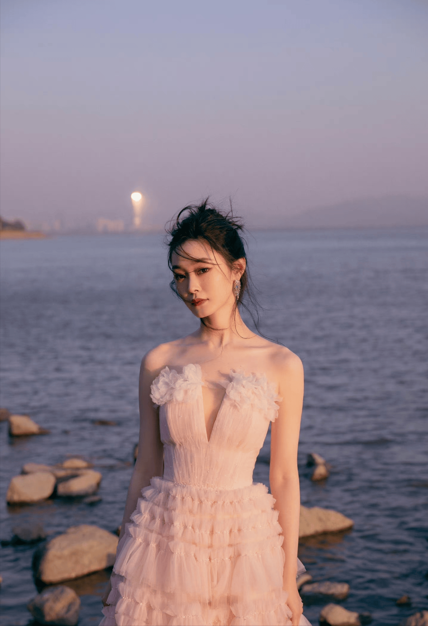 36岁宋轶美出新高度！一袭粉纱裙温柔又高级，美得像梦中女神