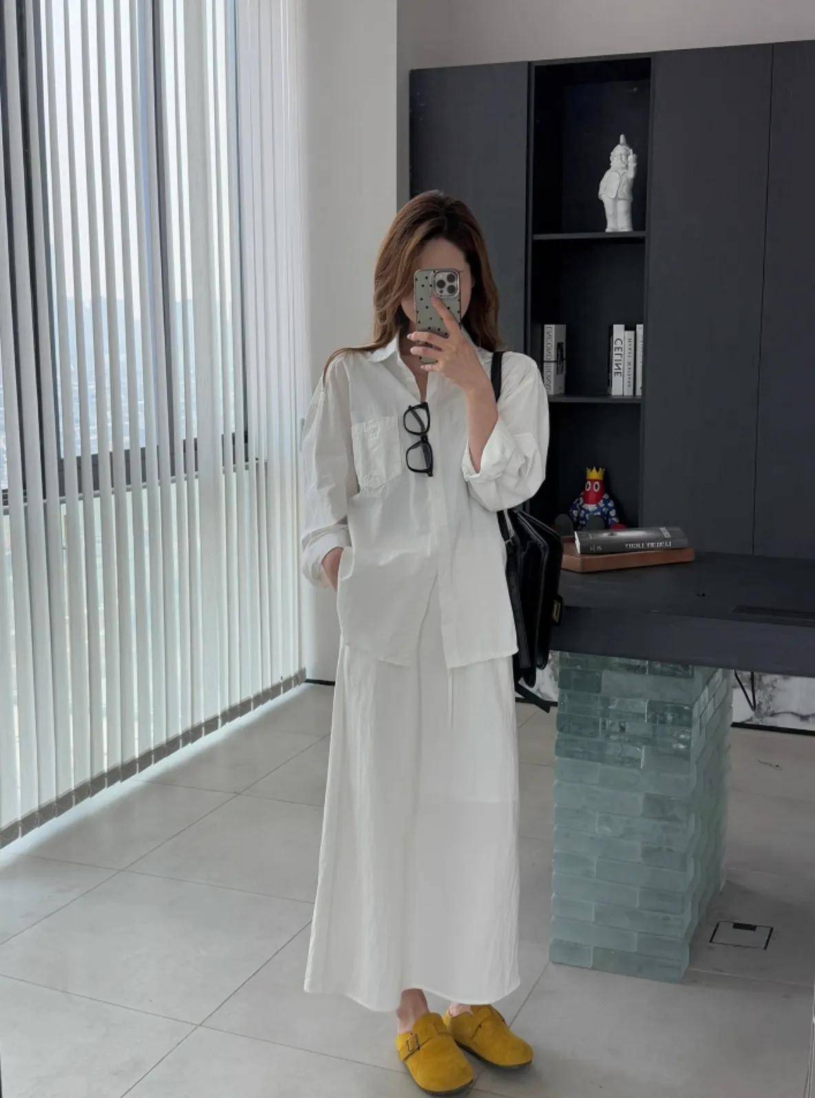 成熟女性都爱穿“衬衫+长裙”，简约高级，很显气质