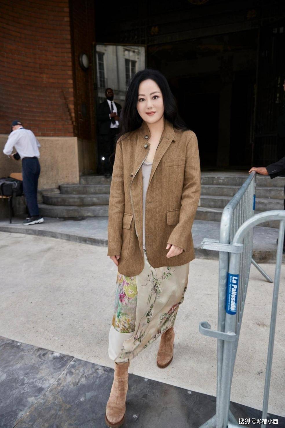 61岁章小蕙带火了一种初秋新穿法:美拉德外套+半身裙,时髦高级
