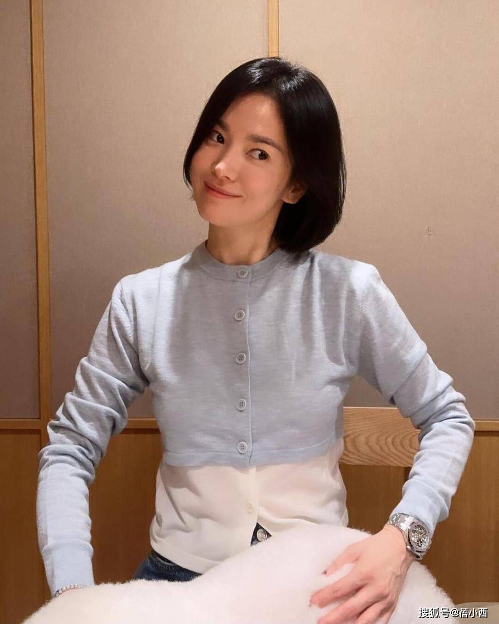 女人过了40岁，少穿牛仔裤+T恤，学“宋慧乔”的穿搭，高级又洋气