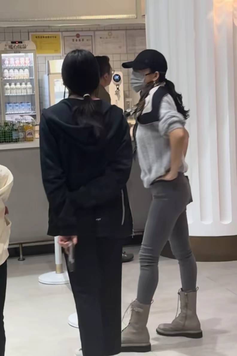 从米兰时装周炸场到阿那亚带娃！章子怡46岁穿搭翻车，醒醒抱胸气质比妈还酷