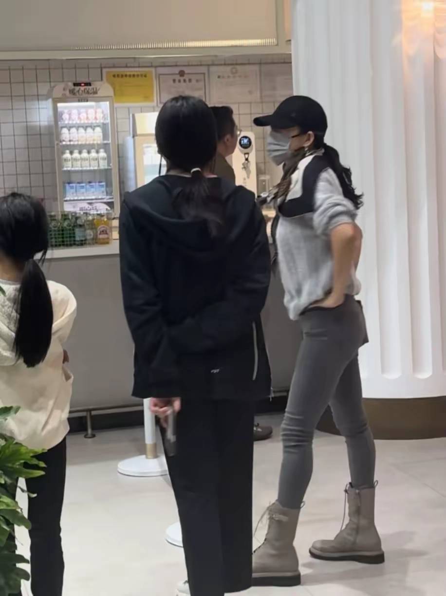 从米兰时装周炸场到阿那亚带娃！章子怡46岁穿搭翻车，醒醒抱胸气质比妈还酷