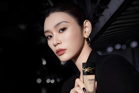 不想脱妆又卡粉？💖这几款明星都在用的粉底液藏着大秘密！